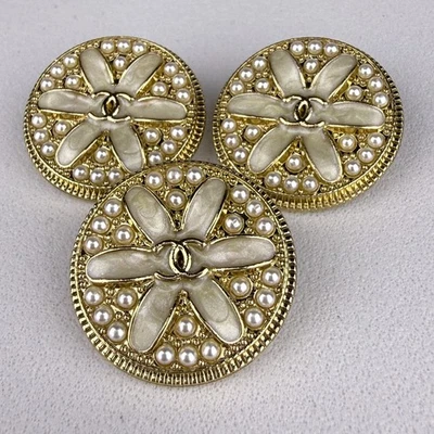 Chanel Flower Buttons White with Gold CC Logo & Pearls 25mm 10pcs RARE! - Image 1 of 4