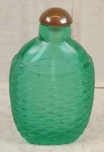 VINTAGE CARVED GLASS GREEN SNUFF BOTTLE 2.7" BASKET WEAVE or FISH SCALE DESIGN - Picture 1 of 7