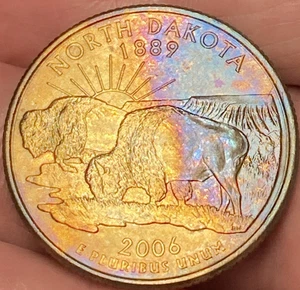 2006-D North Dakota State Quarter Beautiful Lustrous Gold/Rainbow Toned Coin #28 - Picture 1 of 14