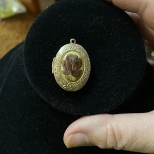 Vintage geprägtes Medaillon mit Rosenverzierung - Bild 1 von 8