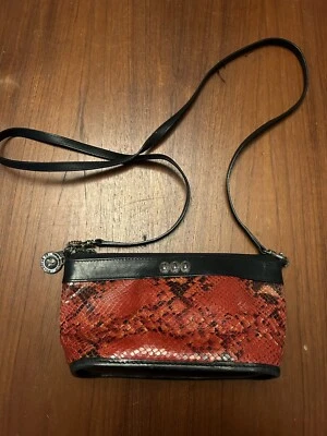 Cartera pequeña Brighton roja negra aspecto serpiente Foto 1 de 4
