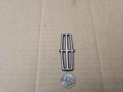 Lincoln OEM 1990-1994 Town Car Luz Trasera Emblema Insignia Logo Placa de Identificación  Foto 1 de 4