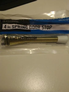 Parachoques puerta de tope con tornillos 28357 con acabado de latón Everbilt de 4 pulgadas - Imagen 1 de 3