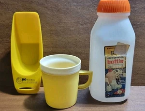 Tazza da cucina vintage in plastica retrò, bottiglia frigo, misurino - Foto 1 di 13