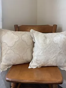 2 Vintage GrannyCore Boho Chic Blumen Spitze Überwurf Akzent Kissen Creme Spitze - Bild 1 von 11