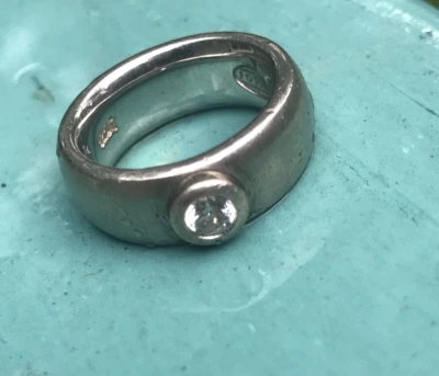 Anillo de plata esterlina marca Fossil circonita cúbica banda sólida 925 talla: 5,5 Foto 1 de 4