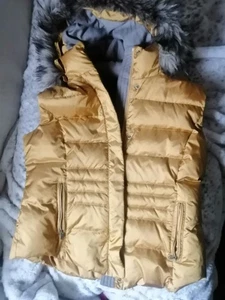 Brax Daunenweste mit abnehmbarer Kapuze,abnehmbares Kunstfell, goldfarben  Gr 44 - Bild 1 von 3
