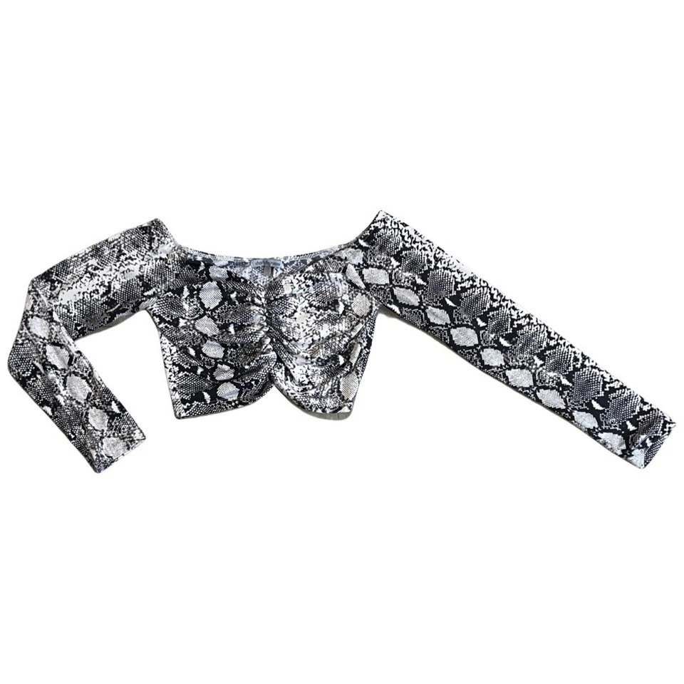 Top corto Charlotte Russe blanco con estampado de serpiente - talla pequeña Foto 1 de 3