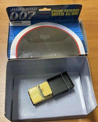 1:36°  CORGI N° TY06701 " THE ULTIMATE BOND COLLECTION " CHEVROLET TRUCK - Photo 1/2