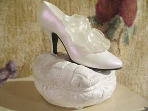 JUST THE RIGHT SHOE ~ ACCESSORIES ~ DEVOTED TO YOU ~ MUSIC BOX - Picture 1 of 3