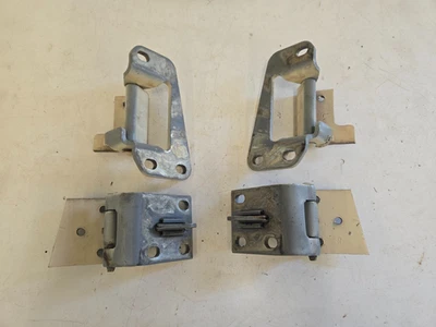 JUEGO DE BISAGRAS DE PUERTA LATERAL TRASERA CHEVY GMC SUBURBAN DOBLE CABINA 73-91 OEM Foto 1 de 4