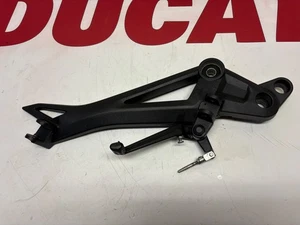 Reposapiés derecho Ducati Monster 696 796 suspensión y pedal freno negro 45720461A - Imagen 1 de 9