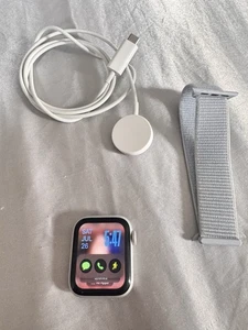 Apple Watch SE (GPS et Cellular) 2ème génération parfait état avec garantie - Photo 1 sur 5