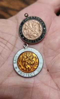 Lote de 2 dijes colgantes religiosos católicos medalla esmaltada de San Cristóbal vintage #H Foto 1 de 4