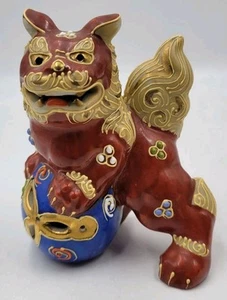 Statuina porcellana giapponese Kutani Shisa guardiano leone foo cane con palla blu 5" - Foto 1 di 18