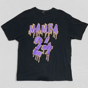 Vintage Kobe Bryant 24 Black Mamba Graphic T-Shirt Herren L lila gelb Paint Drip - Bild 1 von 8