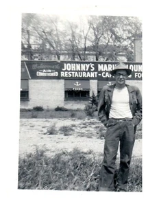 Foto de colección Johnny's Marion Lounge señalización militar posando Winnipeg Canadá C10 - Imagen 1 de 2