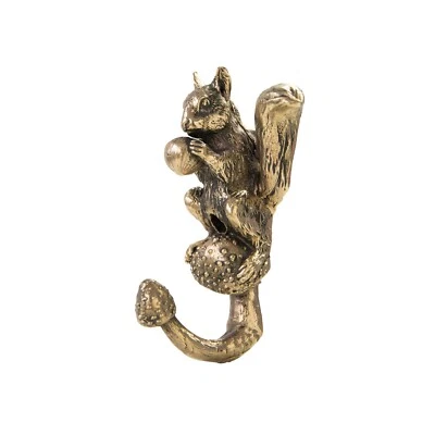 Gancho de pared en forma de ardilla sentada sobre un hongo y sosteniendo una nuez Foto 1 de 4