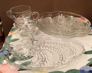 VINTAGE ANCHOR HOCKING 8 Pc  SNACK SET~4 PLATES & 4 CUPS~HOSPITALITY PATTERN - Picture 1 of 6