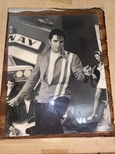 Vintage Elvis Presley Picture On Lacquered Wood Frame Plaque - Picture 1 of 6