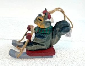 Kiste & Fass geschnitzt Wald Sport Tier Holz Ornament Eichhörnchen auf Schlitten - Bild 1 von 5
