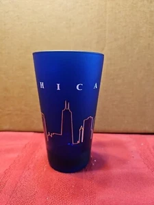 Vetro smerigliato blu Chicago con sagoma degli edifici della città sullo sfondo - Foto 1 di 6