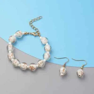 Pulsera y pendientes ajustables de vidrio color blanco en tono dorado nuevos sin etiquetas - Imagen 1 de 5