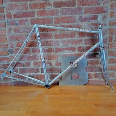 Cuadro de bicicleta de carretera con rueda Vitus 979 700C 56 cm (c-c) 100/130 mm Dural vintage k9 Foto 1 de 4