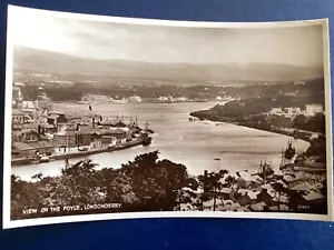Postal RPPC Vista del Foyle Londonderry Irlanda Vista del río y la ciudad D37 - Imagen 1 de 2