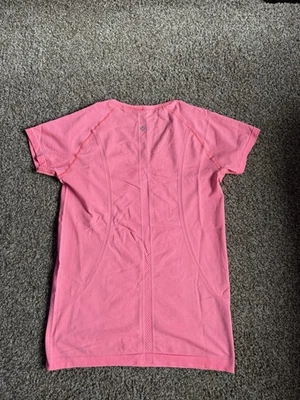 Женская футболка с коротким рукавом Lululemon ярко-розовая беговая рубашка размер 10 спортивная одежда бег - Изображение 1 из 4