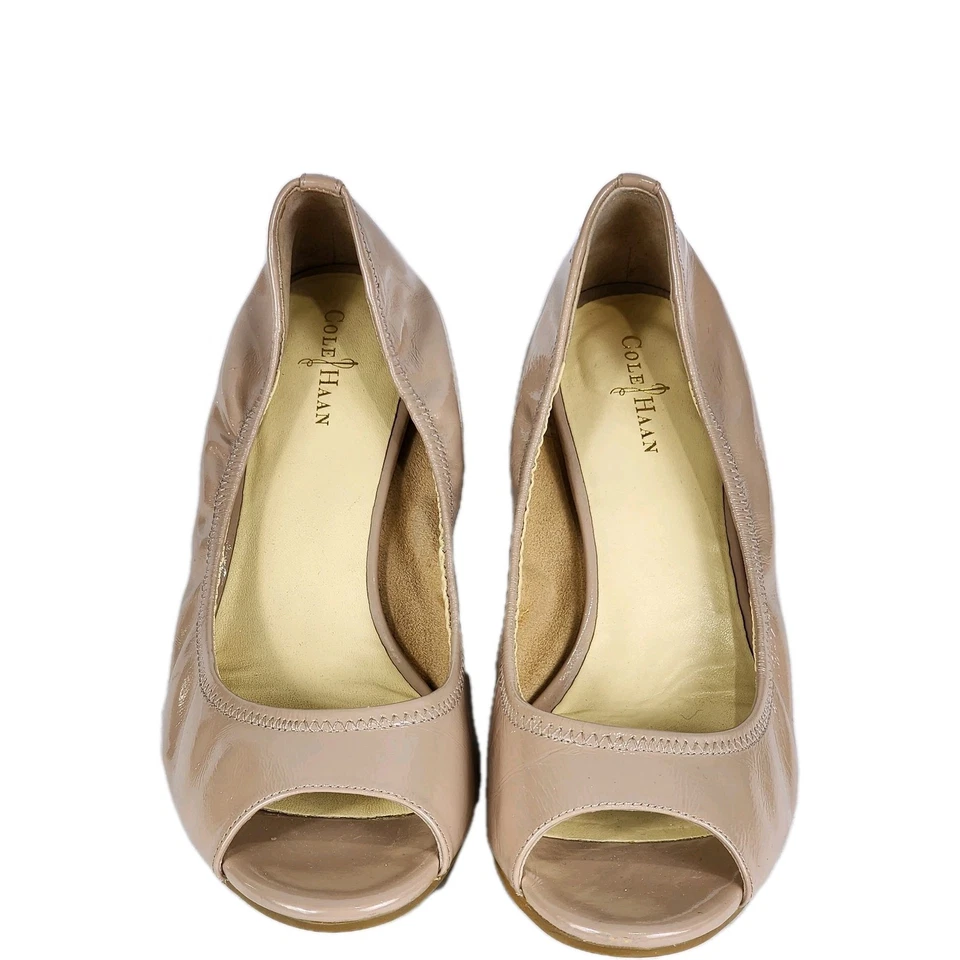 Zapatos planos de charol Cole Haan serie G para mujer 8B G12 punta abierta beige tostado Foto 1 de 4