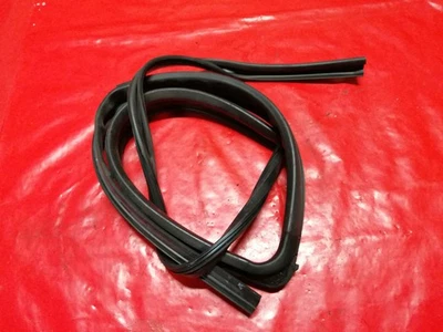 JOINT COULISSEAU DE VITRE ARRIERE DROITE 68142-0D050 POUR TOYOTA YARIS 2005/2009 - Imagem 1 de 4