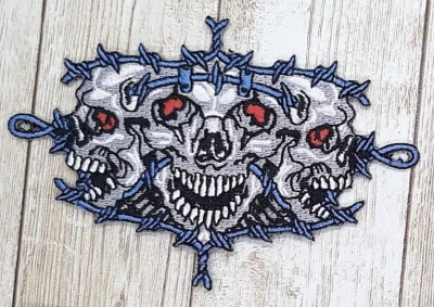 Tres calaveras envueltas en alambre de púas hierro en parche bordado 4"X 2 1/2" Foto 1 de 2