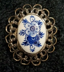Small Oval Blue & White Floral Fashion Jewelry Brooch/Pin - Picture 1 of 12