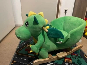 +++Spielwerk Schaukeltier Dino Grün mit Sicherheitsgurt & Geräusch+++ - Bild 1 von 3