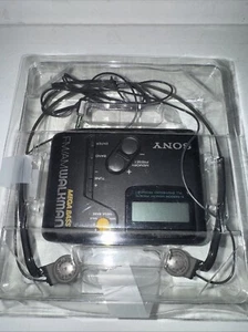 VINTAGE Japanese 1989 SONY SRF-M45 MEGA BASS FM/AM WALKMAN WITH CARRYING CLIP - Picture 1 of 6