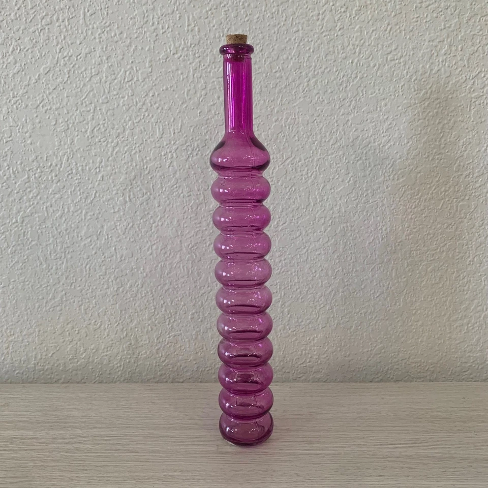 Botella de burbujas alta de vidrio púrpura con acento de corcho decoración artística única femenina Foto 1 de 4