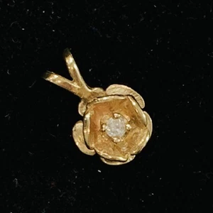 Ciondolo vintage oro giallo massiccio 14 carati fiore rosa diamante 0,04 ct centro 1,04 gr 13 mm - Foto 1 di 6