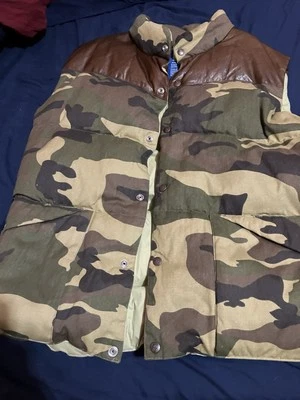 NUEVO CON ETIQUETAS Penfield OSO NEGRO Chaleco Plumón de Ganso Borde de Cuero Camuflaje Verde XL Foto 1 de 4
