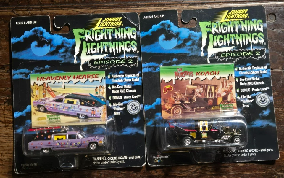 2 литые модели Johnny Lightning Frightning The Munsters Koach + Heavenly Hearse новые из старых запасов - Изображение 1 из 4