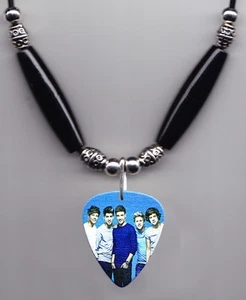1 One Direction Band Foto Gitarre Pick Halskette #2 1D - Bild 1 von 3