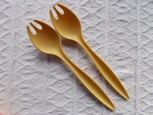TUPPERWARE SALAD SERVERS / SERVERS - HARVEST GOLD - RETRO/VINTAGE **LIKE NEW - Foto 1 di 2