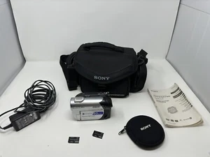 Sony Handycam DCR-DVD108 Optical Zoom 40x W/Case, Manual & 2X 4GB Cards - Picture 1 of 18