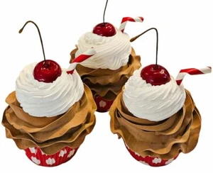 Juego de 3 cupcakes falsos comida artificial raíz cerveza cupcakes cupcakes conjunto de 3 - Imagen 1 de 10