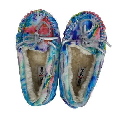 Zapatos de mocasín Minnetonka Tie Dye Cassie para niños pequeños talla 10 forrados de piel sintética Foto 1 de 4