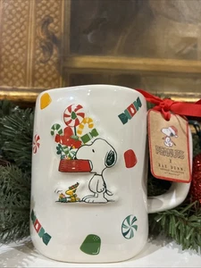Tazza natalizia Rae Dunn x Peanuts Christmas Snoopy 'The More The Merrier' - Foto 1 di 5