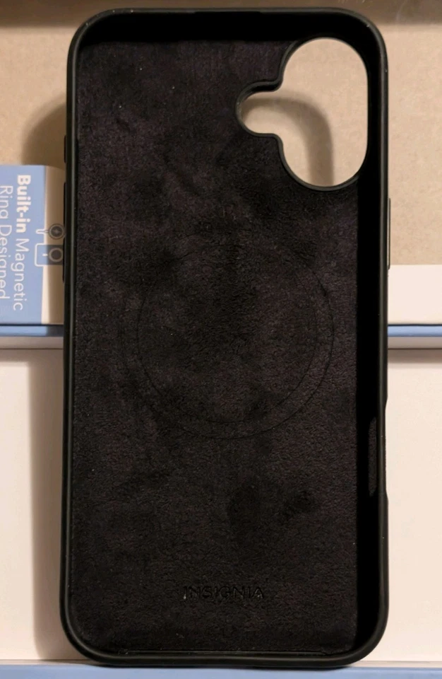 Funda protectora para teléfono iPhone 16 Plus negra insignia de silicona sin anillo MagSafe Foto 1 de 3