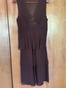 ¡NUEVO CON ETIQUETAS! Vestido LIZ CLAIBORNE Marrón Gasa Cintura Caída En Niveles Cuentas Frontales, Talla 10 - Imagen 1 de 4
