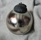 ancienne boule de noel en verre soufflé eglomisé argent or D.8cm.