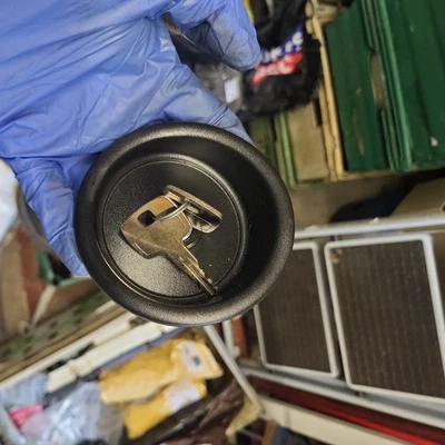  FORD ESCORT Mk4 fuel cap - Image 1 of 2